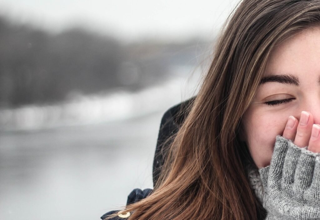 Kaip apsaugoti plaukus žiemą: dažniausios klaidos ir veiksmingi sprendimai