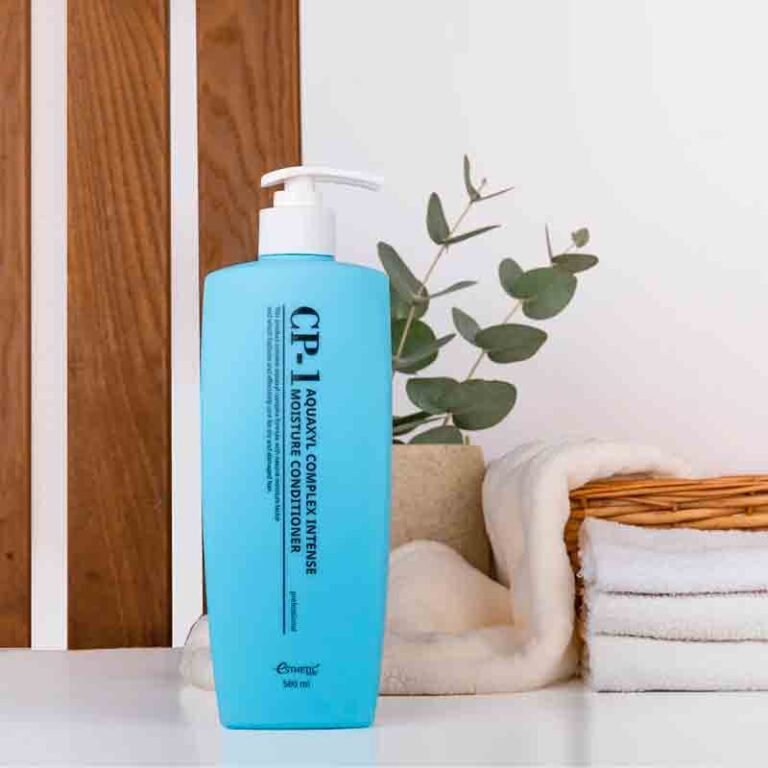 Ieškote intensyvios plaukų priežiūros, kuri užtikrintų gilų drėkinimą ir atkurtų prarastą plaukų žvilgesį? “CP-1 Aquaxyl Complex” kondicionierius yra sukurtas būtent jums. Šis kondicionierius praturtintas patentuotu Aquaxyl kompleksu, kuris efektyviai drėkina, maitina ir apsaugo plaukus nuo išsausėjimo. Jis užtikrina, kad plaukai būtų minkšti, elastingi ir lengvai valdomi. Pagrindiniai privalumai: Gilus drėkinimas – užtikrina, kad plaukai išliktų sudrėkinti ir minkšti per visą ilgį. Atkuriamoji priežiūra – kolagenas, keratinas ir šilko baltymai padeda atstatyti pažeistas plaukų struktūros vietas. Apsauga nuo lūžinėjimo – stiprina plaukus, padeda išvengti galiukų skilinėjimo. Natūralus žvilgesys ir švelnumas – kondicionierius suteikia plaukams sveiką blizgesį ir šilkinį švelnumą. Lengvas šukavimas ir formavimas – plaukai tampa paklusnūs ir lengvai valdomi. Veikliosios medžiagos: Aquaxyl kompleksas: užtikrina gilų drėkinimą ir padeda išlaikyti drėgmės balansą. Kolagenas ir keratinas: stiprina ir atstato plaukų struktūrą. Šilko ir pieno baltymai: suteikia plaukams elastingumo ir švelnumo. Argano ir jojobos aliejai: maitina ir saugo plaukų galiukus, suteikdami jiems gyvybingumo. Tinka visiems plaukų tipams Šis kondicionierius ypač tinka sausiems, pažeistiems ir žvilgesį praradusiems plaukams. Jis skirtas tiek vyrams, tiek moterims, siekiantiems natūralios, intensyvios priežiūros ir ilgalaikio rezultato. Kodėl verta rinktis CP-1 Aquaxyl Complex kondicionierių? Ilgalaikė drėgmė: plaukai išlieka sudrėkinti ir apsaugoti nuo sausumo. Sveiki ir elastingi plaukai: padeda atkurti pažeistas plaukų vietas, suteikia jiems stiprumo. Lengvas naudojimas: tinkamas kasdieniam naudojimui ir intensyviai priežiūrai. Kaip naudoti? Išplovę plaukus šampūnu, paskirstykite nedidelį kondicionieriaus kiekį per plaukų ilgį, vengiant šaknų zonos. Palikite 3–5 minutėms, kad veikliosios medžiagos galėtų įsigerti. Gerai nuskalaukite šiltu vandeniu. Kiekis: 100 ml – idealus dydis kelionėms arba pirmam išbandymui. Leiskite “CP-1 Aquaxyl Complex” intensyviai drėkinančiam kondicionieriui pasirūpinti jūsų plaukais – minkšti, spindintys ir sveikai atrodantys plaukai yra pasiekiami jau dabar!