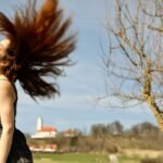 Detoksikuojantis galvos odos šveitiklis ir pavasarinė plaukų priežiūros rutina ant vonios krašto su žalumynais fone