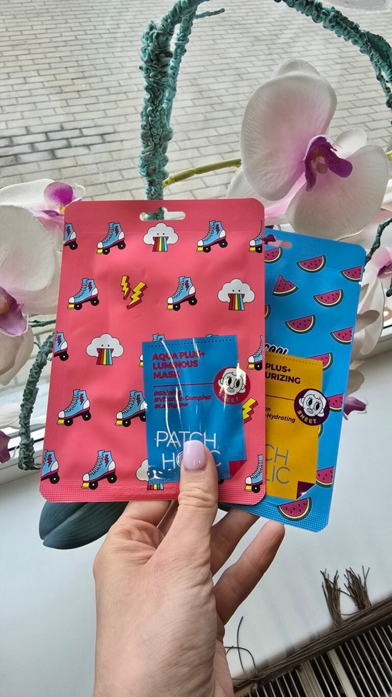 "Aqua Plus Luminous Mask" drėkinanti ir švytėjimo suteikianti kaukė su vitaminais B12, C,E odos puoselėjimui. Patch Holic lakštinių kaukių rinkinys, 2 vnt. x 20 ml "Aqua Moisturizing" kaukė draugiška netik odai, bet ir aplinkai. 5 skirtingų molekulinių dydžių hialuronas intensyviai drėkina. Hamamelio ekstraktas mažina sudirgimus, beta gliukanas palaiko dregmės balansą.