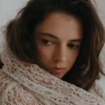 Kaip išsaugoti sveikus plaukus žiemą? Sausas oras, kepurės, šalčiai – kaip tai veikia plaukus ir ką daryti?