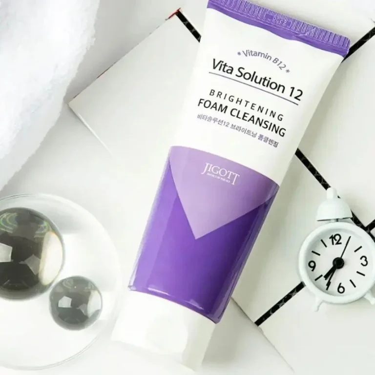 – Skaistinančios veido prausimosi putos su vitaminų kompleksu