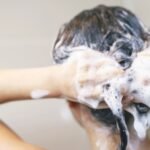 Plaunate galvą kasdien, bet plaukai vis tiek riebaluojasi? 5 klaidos, kurias darote duše galvos plovimas, korejietiska kosmetika plaukams, sampunas nuo pleiskanu, sampunas riebiai galvos odai