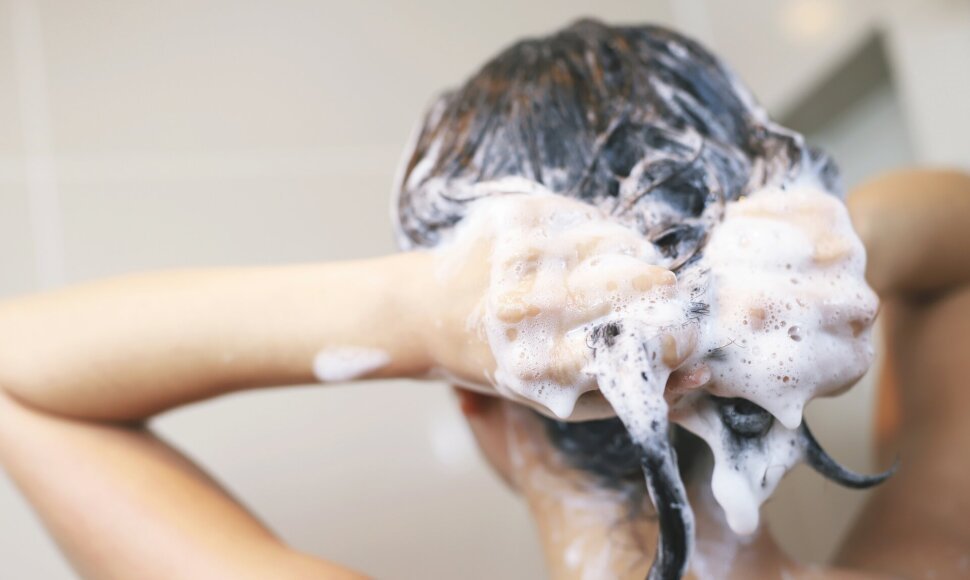 Plaunate galvą kasdien, bet plaukai vis tiek riebaluojasi? 5 klaidos, kurias darote duše galvos plovimas, korejietiska kosmetika plaukams, sampunas nuo pleiskanu, sampunas riebiai galvos odai