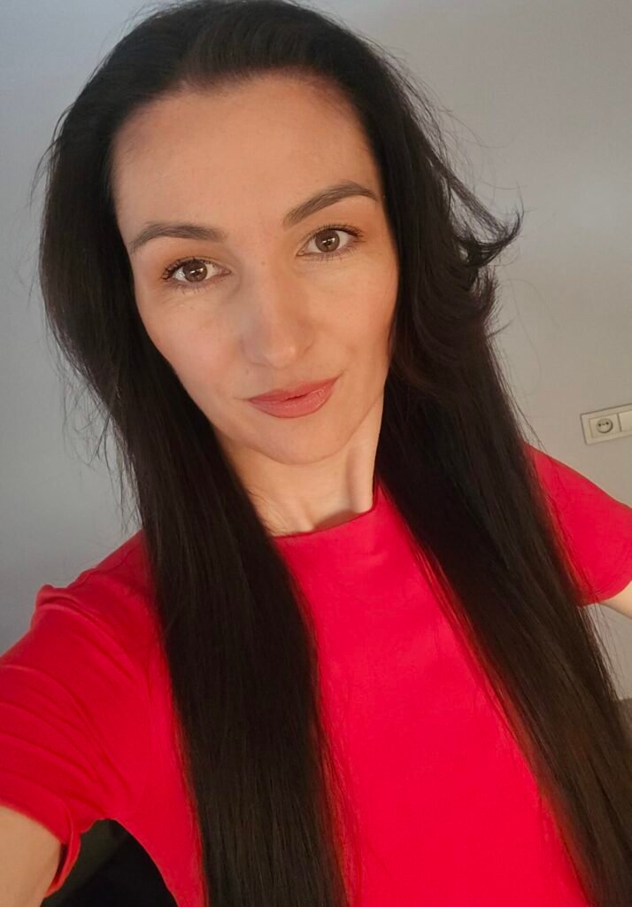 Pažeistų plaukų atkūrimas ir procedūros Vilniuje | Ekspertė Karolina​ plaukupasaka.lt